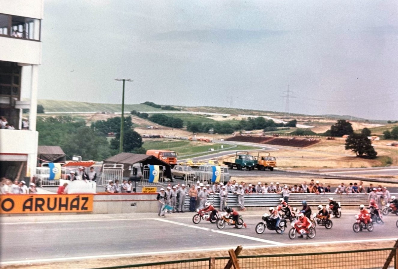 The start of the 50 cc race at the Hungaroring