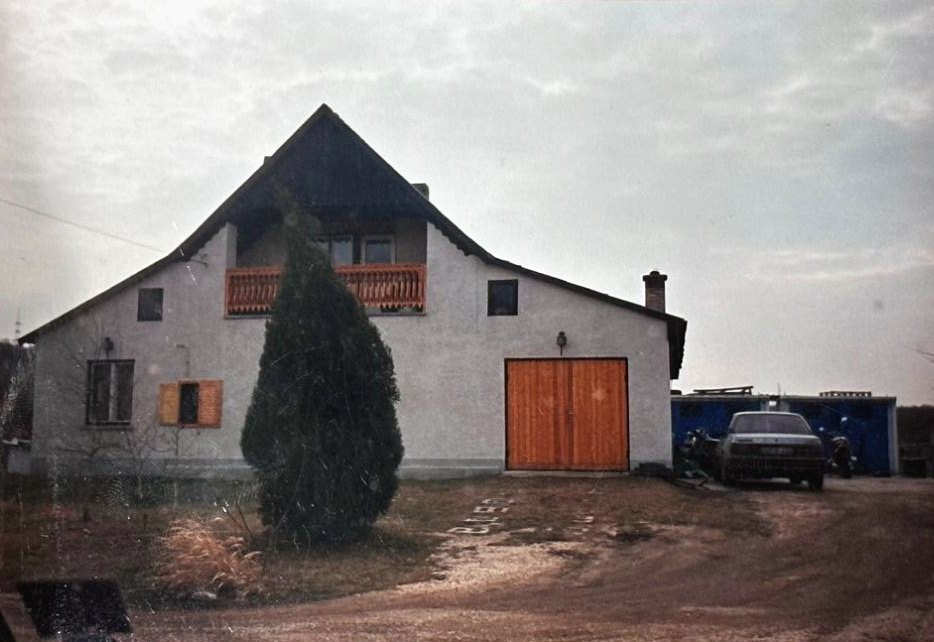 The house with the garage that served as the first workshop